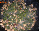 Foto del paso 2 de la receta: Plumas con salmón y espinacas en salsa de almendras y pimientos del piquillo
