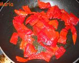 Foto del paso 3 de la receta: Plumas con salmón y espinacas en salsa de almendras y pimientos del piquillo
