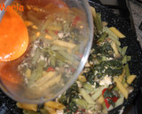 Foto del paso 6 de la receta: Plumas con salmón y espinacas en salsa de almendras y pimientos del piquillo
