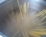 Foto del paso 1 de la receta: Espaguettis con salchichas y nata al Grana Padano