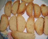 Foto del paso 1 de la receta: Tostas de confitura de tomate con queso de cabra al orégano