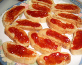 Foto del paso 2 de la receta: Tostas de confitura de tomate con queso de cabra al orégano