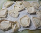 Foto del paso 3 de la receta: Tostas de confitura de tomate con queso de cabra al orégano