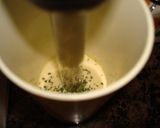 Foto del paso 3 de la receta: Salsa mayonesa al ajo y perejil