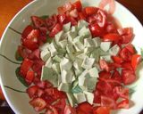 Foto del paso 1 de la receta: Ensalada de tomates al orégano con aguacates y atún