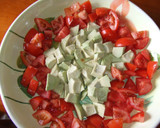 Foto del paso 1 de la receta: Ensalada de tomates al orégano con aguacates y atún