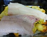 Foto del paso 2 de la receta: Merluza al horno con ajitos, perejil y patatas panaderas