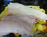Foto del paso 2 de la receta: Merluza al horno con ajitos, perejil y patatas panaderas