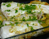Foto del paso 3 de la receta: Merluza al horno con ajitos, perejil y patatas panaderas