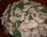 Foto del paso 1 de la receta: Cazuela de pollo con surimi y verduras al vino