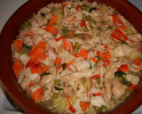 Foto del paso 3 de la receta: Cazuela de pollo con surimi y verduras al vino