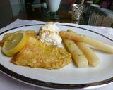 Foto del paso 3 de la receta: Plato combinado con espárragos, lenguado y huevos rellenos