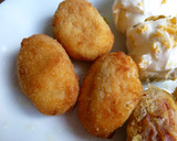 Foto del paso 2 de la receta: Plato combinado con espárragos, huevos rellenos, pimientos y croquetas