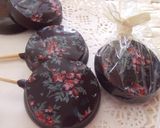 Foto del paso 3 de la receta: Piruletas y bombones de chocolate con florecitas