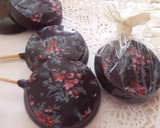 Foto del paso 3 de la receta: Piruletas y bombones de chocolate con florecitas