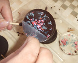 Foto del paso 4 de la receta: Piruletas y bombones de chocolate con florecitas