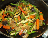 Foto del paso 2 de la receta: Salteado de pollo y verduras con champiñones