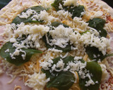 Foto del paso 3 de la receta: Pizza a los 4 quesos con espinacas