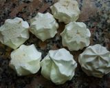 Foto del paso 1 de la receta: Conos de merengues con dulce de leche