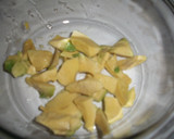 Foto del paso 1 de la receta: Aguacates templados con gulas y gambas