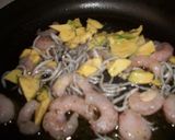 Foto del paso 3 de la receta: Aguacates templados con gulas y gambas