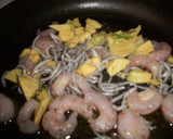 Foto del paso 3 de la receta: Aguacates templados con gulas y gambas