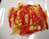 Foto del paso 3 de la receta: Patatas fritas con pimiento rojo asado y huevos fritos con salsa de ajitomate