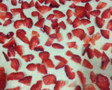 Foto del paso 3 de la receta: ENROLLADOS DE FRESAS CON LECHE CONDENSADA Y HOJALDRE