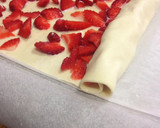 Foto del paso 4 de la receta: ENROLLADOS DE FRESAS CON LECHE CONDENSADA Y HOJALDRE