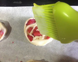 Foto del paso 6 de la receta: ENROLLADOS DE FRESAS CON LECHE CONDENSADA Y HOJALDRE