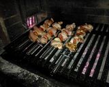 Foto del paso 3 de la receta: Asado a la parrilla de pinchos de pata y muslo rellenos, gratinados 