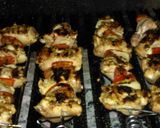 Foto del paso 4 de la receta: Asado a la parrilla de pinchos de pata y muslo rellenos, gratinados 