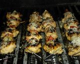 Foto del paso 5 de la receta: Asado a la parrilla de pinchos de pata y muslo rellenos, gratinados 
