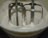 Foto del paso 1 de la receta: Bizcochuelo con trozos de chocolate casero