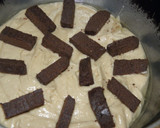 Foto del paso 3 de la receta: Bizcochuelo con trozos de chocolate casero