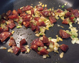 Foto del paso 2 de la receta: Macarrones con salsa de tomate y chorizo picante 