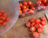 Foto del paso 1 de la receta: Ensalada de tomatitos cherry, aceitunas y granada 