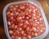 Foto del paso 2 de la receta: Ensalada de tomatitos cherry, aceitunas y granada 