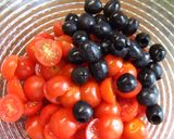 Foto del paso 3 de la receta: Ensalada de tomatitos cherry, aceitunas y granada 