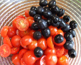 Foto del paso 3 de la receta: Ensalada de tomatitos cherry, aceitunas y granada 