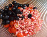 Foto del paso 4 de la receta: Ensalada de tomatitos cherry, aceitunas y granada 