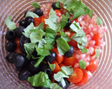 Foto del paso 5 de la receta: Ensalada de tomatitos cherry, aceitunas y granada 