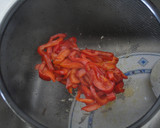 Foto del paso 2 de la receta: Tosta de pimientos confitados a baja temperatura con vieiras