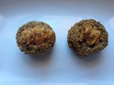 Crujiente de morcilla rellena de queso brie sobre mermelada de tomate