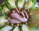 Foto del paso 2 de la receta: Ensalada de cogollos de lechuga con ventresca de atún