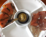 Foto del paso 2 de la receta: Fuente de ahumados y huevas de salmón y algas