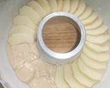 Foto del paso 4 de la receta: Torta savarín de manzana y nueces
