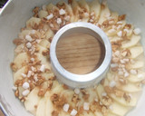 Foto del paso 5 de la receta: Torta savarín de manzana y nueces