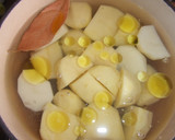 Foto del paso 2 de la receta: Lubina encebollada al orégano con patatas al aceite de uva