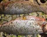 Foto del paso 4 de la receta: Lubina encebollada al orégano con patatas al aceite de uva
